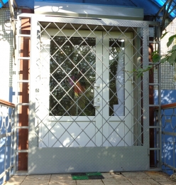 Дверь техническая с решеткой для защиты входа